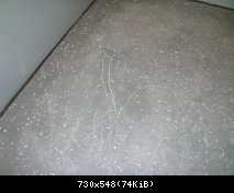 Poškrábaná podlaha ve výtahu